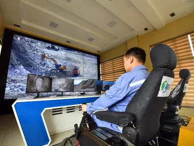 Pekerja mengoperasikan ekskavator nirawak menggunakan sistem kendali jarak jauh di Tambang Sandaozhuang milik China Molybdenum Co., Ltd., Luanchuan, Provinsi Henan, China, 12 Agustus 2020. Sejak 2019, teknologi 5G telah diterapkan dalam operasional Tambang Sandaozhuang. (Xinhua/Li Jianan)