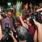 Tharman Shanmugaratnam menemui pendukungnya sambil menunggu hasil pemilihan Presiden di Singapura. (AFP)