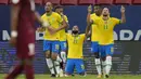 Memasuki akhir pertandingan, skor Brasil bertambah menjadi 3-0. Gabriel Barbosa mampu menuntaskan umpan Neymar dengan sentuhan ringan dari jarak dekat. Gol ini menjadi penutup kemenangan pada pertandingan tersebut. (Foto: AP/Ricardo Mazalan)