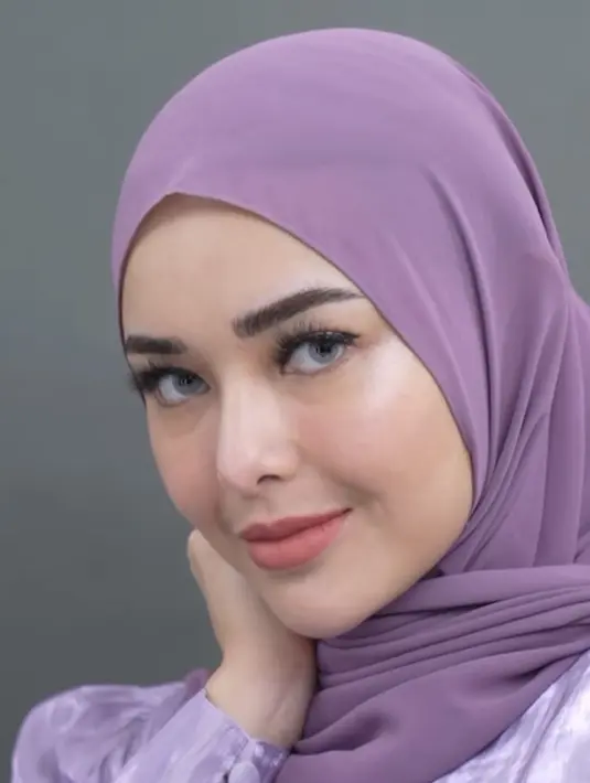 Untuk hijab, Amanda memilih mengenakan kerudung warna ungu yang serasi dengan pakaiannya.[@amandamanop]