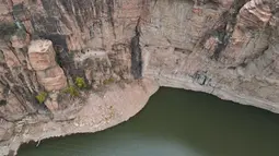 Foto dari udara pada 28 Oktober 2020 ini menunjukkan jalur di tebing dekat Waduk Xiagou yang berada di Chaiguan, Kota Shahe, Provinsi Hebei, China utara. Mengular berliku di sepanjang gunung, jalur tebing ini memiliki panjang 560 meter dan berada puluhan meter di atas permukaan air. (Xinhua/Mu Yu)
