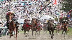 Peserta mengenakan pakaian Samurai saat mengikuti Armor Horse Racing dalam festival Soma Nomaoi di Minamisoma (30/7). Acara tradisional ini telah berusia 1.000 tahun dan diselenggarakan setiap tahunnnya. (Jun Hirata/Kyodo News via AP)