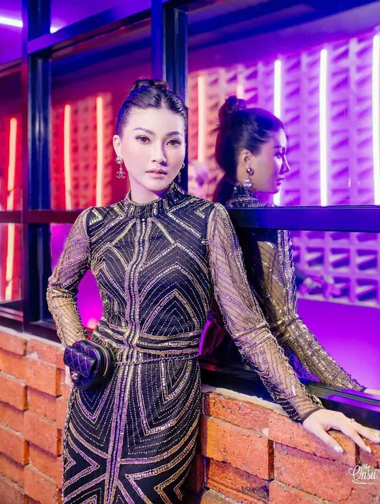 Sarwendah tampil menawan mengenakan long sleeve dress hitam dengan bordir emas. @sarwendah29.