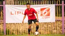 Pemain Andy Sport mengontrol bola saat melawan AMW Tangerang pada laga final Ayo Tangerang di Stadion Mini Ciasuk, Tangerang, Sabtu (13/7). Andy Sport menang 3-1 atas AMW. (Ayo Tangerang)