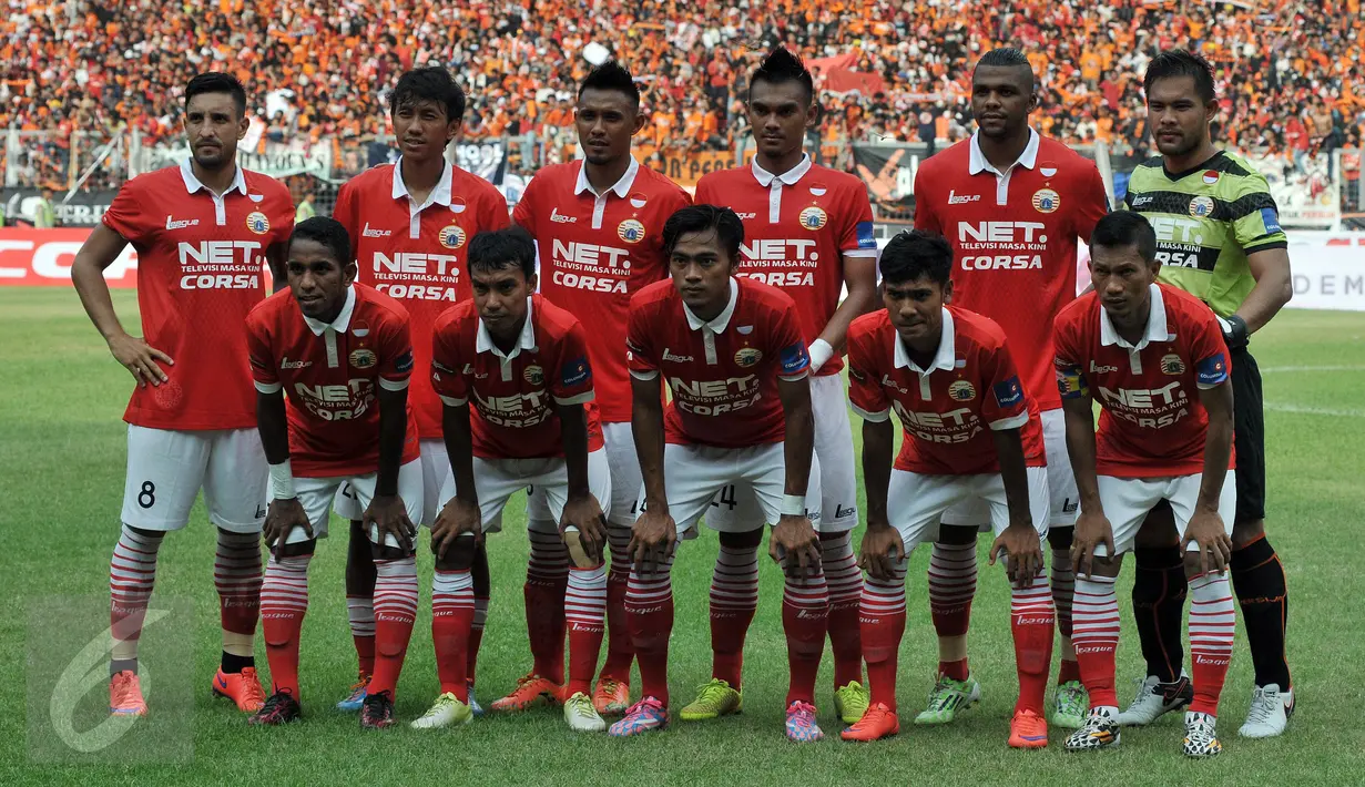 Pemain Persija melakukan sesi Foto dalam pertandingan Trofeo Persija di Stadion Utama Gelora Bung Karno, Senayan, Jakarta, (9/4). Persija menang adu pinalti dengan skor 4-1.(Liputan6.com/Johan Tallo)