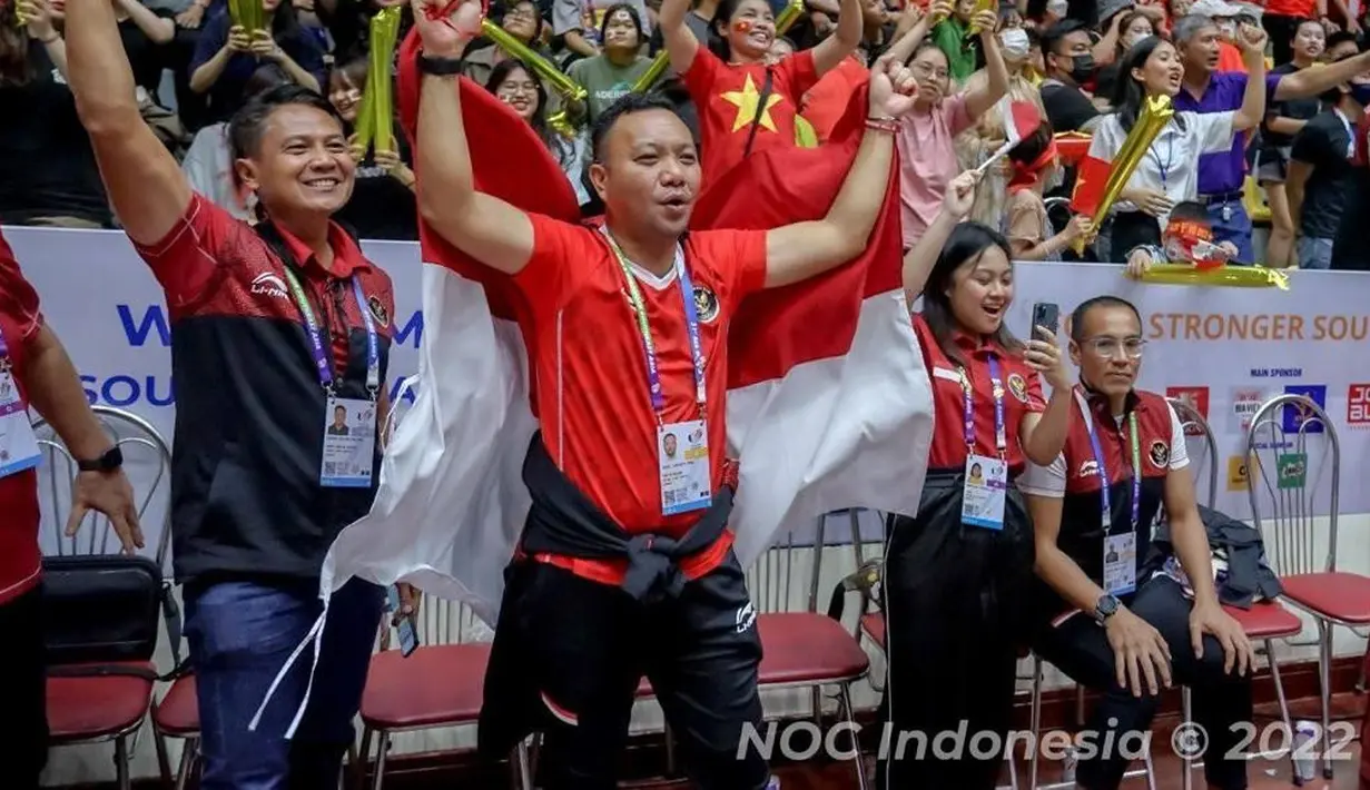 <p>Selebrasi CdM Tim Indonesia untuk SEA Games Vietnam Ferry Kono atas terciptanya sejarah tim basket putra Indonesia mengalahkan Filipina sekaligus merebut emas sejak 1977 di SEA Games 2021 Vietnam yang digelar di Thanh Tri Sport Information and Culutural Center Gymnasium, Minggu (22/5/2022). (NOC Indonesia/MP Media/Evan Andraws/Evan Andraws)</p>