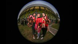 Dari kiri ke kanan: Khairina Nur Ariesta (25), Intan Izdihar (24), dan Putri Oktivian (26) merupakan serombongan remaja putri yang berasal dari Bogor dan Jakarta Timur. Profesi dari ketiganya adalah seorang pegawai swasta. Begini tanggapan mereka soal Timnas Indonesia U-19 di ajang AFF U-19 2022: "Jarang nonton bola. Harapannya aja, semoga semakin sukses, lancar hingga babak final." (Bola.com/Bagaskara Lazuardi)