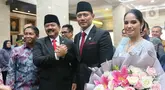 Menteri Agraria dan Tata Ruang/Kepala Badan Pertanahan Nasional (ATR/BPN) Agus Harimurti Yudhoyono (ketiga kiri) bersama Menteri Koordinator Politik, Hukum, dan Keamanan Hadi Tjahjanto menyambut sesaat sebelum acara serah terima jabatan di Kementerian.  ATR/BPN, Jakarta, Rabu (21/2/2024).  (Liputan6.com/Angga Yuniar)