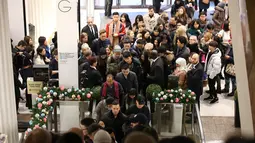 Pelanggan berebut masuk ke Selfridges department stores menjelang Boxing Day di pusat kota London, Inggris, Senin (26/12). Boxing Day merupakan tradisi hari belanja terbesar tahunan setiap 26 Desember atau sehari setelah Natal. (DANIEL Leal-Olivas/AFP)