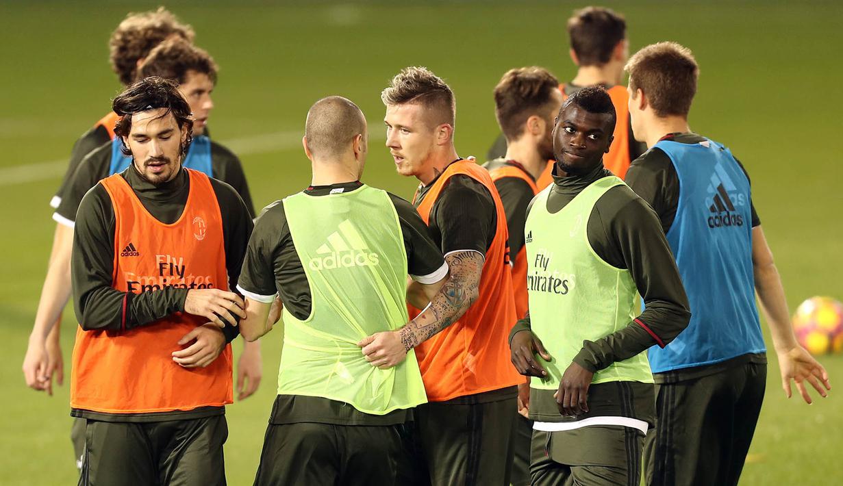 Para pemain AC Milan berlatih ringan di Doha, Qatar, Kamis (22/12/2016). Latihan ini merupakan persiapan jelang laga penuh gengsi, Supercoppa Italiana melawan Juventus. (AFP/Karim Jaafar)
