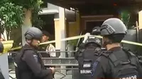 Tim Densus 88 Antiteror geledah rumah orangtua pelaku terduga teroris di Ngawi