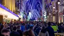 Alun-alun Puerta del Sol didekorasi dengan lampu-lampu hias di Madrid, ibu kota Spanyol, pada 28 November 2020. Lampu-lampu hias untuk menyemarakkan perayaan Natal itu dipasang mulai 26 November 2020 hingga 6 Januari 2021. (Xinhua/Meng Dingbo)