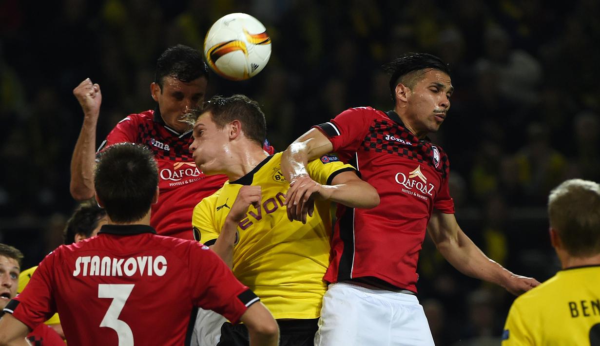 Perebutan bola antara pemain Borussia Dortmund dan FK Qabala dalam lanjutan Grup C Liga Europa di Stadion Signal Iduna Park, Dortmund, Jerman, Jumat (6/11/2015) dini hari WIB. (AFP Photo/Patrik Stollarz)