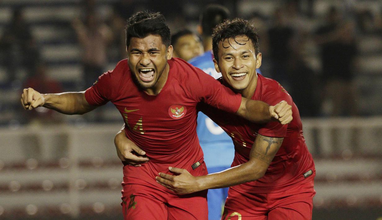 Pemain Timnas Indonesia U-22, Asnawi Mangkualam, bersama Osvaldo Haay merayakan gol yang dicetaknya ke gawang Singapura U-22 pada laga SEA Games 2019 di Stadion Rizal Memorial, Manila, Kamis (28/11). Indonesia menang 2-0 atas Singapura. (Bola.com/M Iqbal