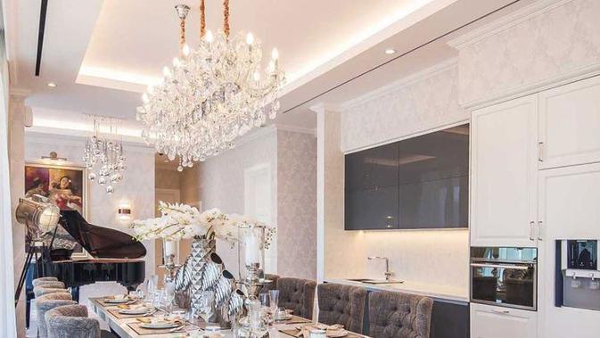 Plafon yang tinggi pada rumah modern klasik. (dok. Arsitag.com)