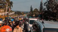 Kondisi lalu lintas di jalur menuju Puncak, Bogor, terpantau macet parah di hari ketiga libur Lebaran, Rabu (4/5/2022). (Achmad Sudarno)