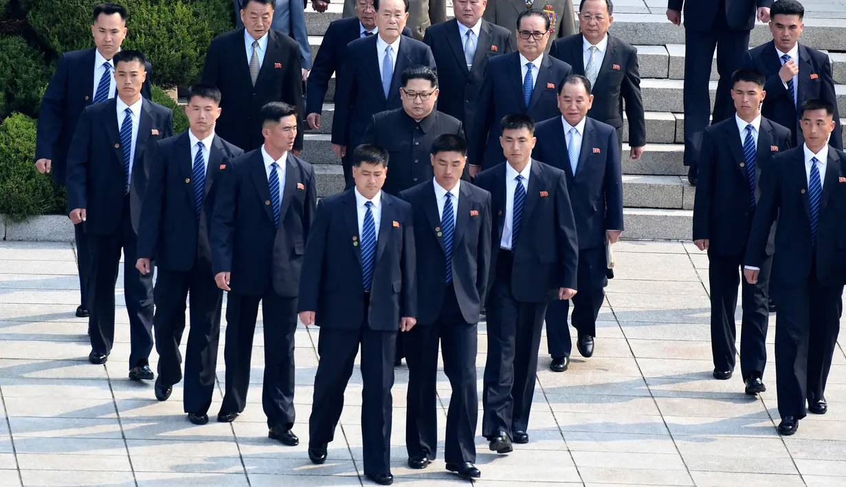 Pemimpin Korea Utara Kim Jong-un dikelilingi para pengawal saat akan bertemu Presiden Korea Selatan Moon Jae-in dalam KTT Korea Selatan-Korea Utara di zona demiliterisasi, Panmunjom, Korea Selatan, Jumat (27/4). (Korea Summit Press Pool/AP)