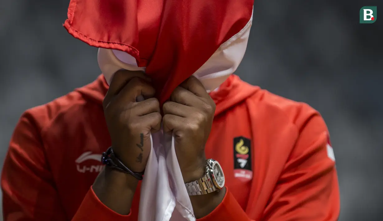 Atlet jetski Indonesia, Agsa Azwar, mencium bendera saat acara pengukuhan kontingen Indonesia di Istora Senayan, Jakarta, Minggu (5/8/2018). Pada Asian Games XVIII, Indonesia menurunkan 938 atlet. (Bola.com/Vitalis Yogi Trisna)