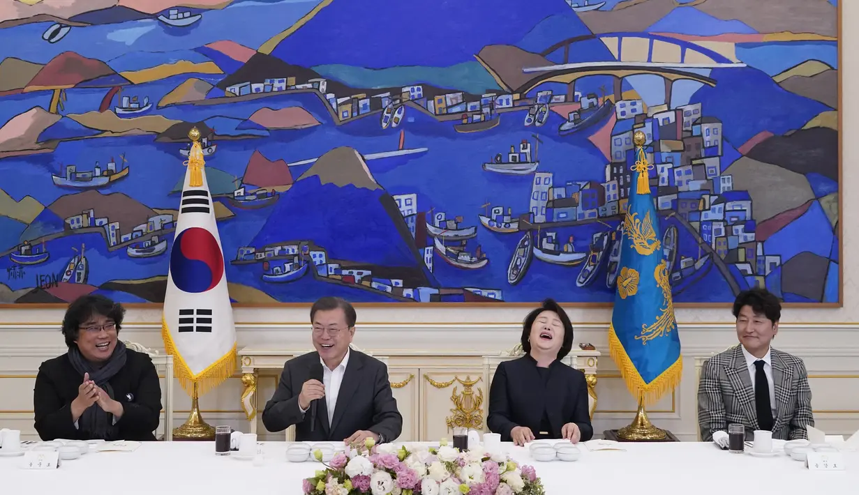 Presiden Korea Selatan Moon Jae-in mengundang sutradara Bong Joon Ho dan pemain serta tim film Parasite untuk makan siang di Blue House, Seoul, Kamis (20/2/2020). Presiden Moon mengundang Sutradara Bong Joon Ho dan seluruh tim untuk merayakan kemenangan Parasite di Oscar 2020. (KIM HONG-JI/AFP)