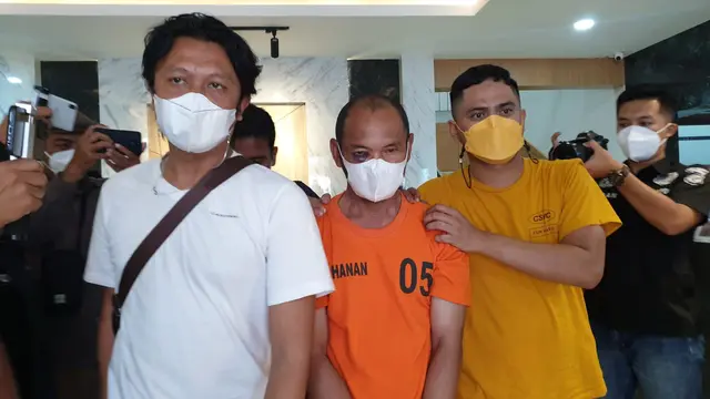 Penyidik polres Garut tengah menggiring YS alias Abah U, tersangka utama tewasnya 2 warga Garut dalam ritaul gaib penggandaan uang di pantai selatan.