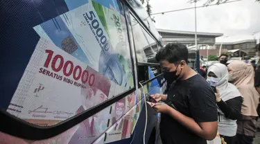 Warga menukarkan uang pecahan kecil di mobil Kas Keliling BI, Pasar Rawa Bening, Jatinegara, Jakarta Timur, Senin (18/4/2022). Bank Indonesia (BI) telah menyiapkan layanan penukaran uang tunai baru untuk kebutuhan Ramadhan dan Idul Fitri. (merdeka.com/Iqbal S.Nugroho)