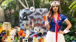 Bahkan, gaya OOTD Nia saat pesta Halloween beberapa waktu lalu juga sukses jadi sorotan. Ia pun memilih mengenakan busana dengan tema pelaut lengkap dengan topi khasnya. (Liputan6.com/IG/ramadhaniabakrie)