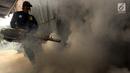 Petugas melakukan pengasapan atau fogging di permukiman warga di Jalan Delima Raya, Jakarta Barat, Selasa (30/4/2019). Pengasapan tersebut untuk mencegah penyebaran penyakit Demam Berdarah Dengue (DBD) melalui nyamuk Aedes Aegypti saat musim hujan mulai terjadi di Jakarta. (Liputan6.com/Johan Tallo)