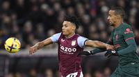 Striker Aston Villa, Ollie Watkins (kiri) berusaha melepaskan diri dari penjagaan bek Liverpool, Joel Matip pada laga Liga Inggris 2022/2023 di Villa Park, Birmingham (26/12/2022). Ollie Watkins yang didatangkan dari Brentford pada awal musim 2020/2021 menjadi top skor Aston Villa di Liga Inggris 2022/2023. Dari 32 laga, ia telah mencetak 14 gol dan 6 assist. (AFP/Oli Scarff)