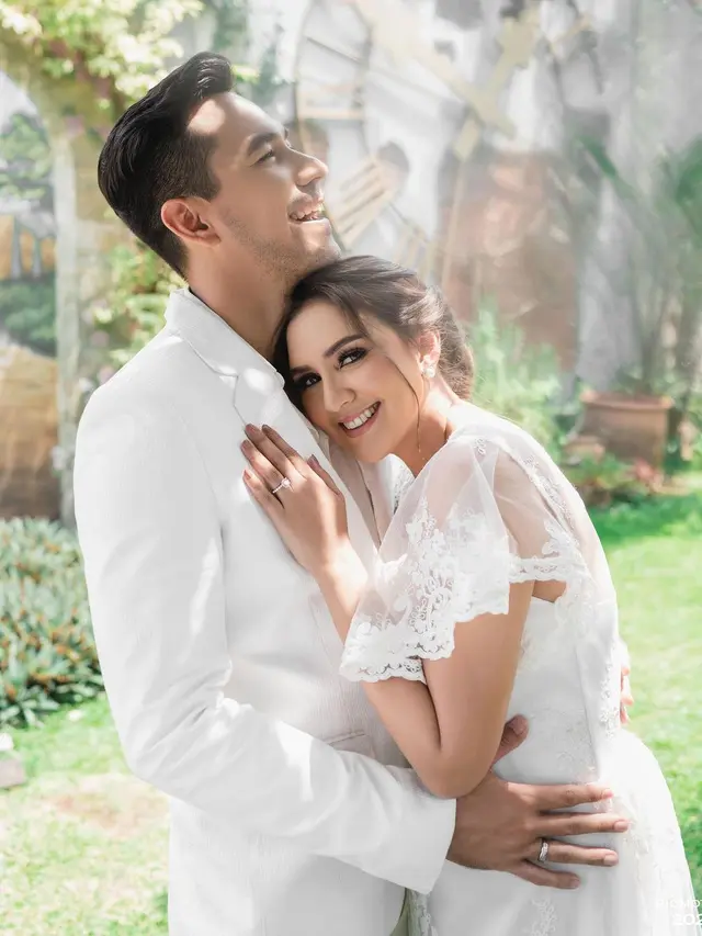 Darius Sinathrya dan Donna Agnesia merayakan usia pernikahan mereka yang berjalan 15 tahun (https://www.instagram.com/p/CYFrTkvoD3f/)