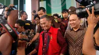 Dahlan Iskan keluar Kejaksaan Tinggi Jawa Timur. (Liputan6.com/Dian Kurniawan)