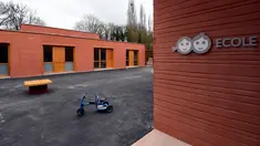 Sebuah sekolah yang ada di dalam area Rumah Sakit Ecole di Neuilly-Plaisance, dekat Paris, 21 Maret 2017. Rumah sakit yang khusus untuk anak penderita autis ini baru saja dibuka untuk umum. (BERTRAND GUAY/AFP)
