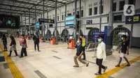 Penumpang kereta keluar dari Stasiun Pasar Senen, Jakarta, Kamis (6/5/2021). Larangan mudik Lebaran 2021 upaya Pengendalian Penyebaran Corona Virus Disease 2019 (COVID-19) Selama Bulan Suci Ramadhan 1442 Hijriah. (Liputan6.com/Faizal Fanani)