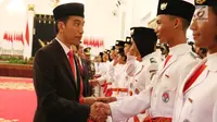 Presiden Jokowi bersalaman dengan anggota Paskibraka Nasional 2017 saat pengukuhan di Istana Negara, Jakarta, Selasa (15/8). Paskibra ini nantinya akan mengibarkan bendera merah putih pada upacara peringatan HUT RI-ke 72. (Liputan6.com/Angga Yuniar)