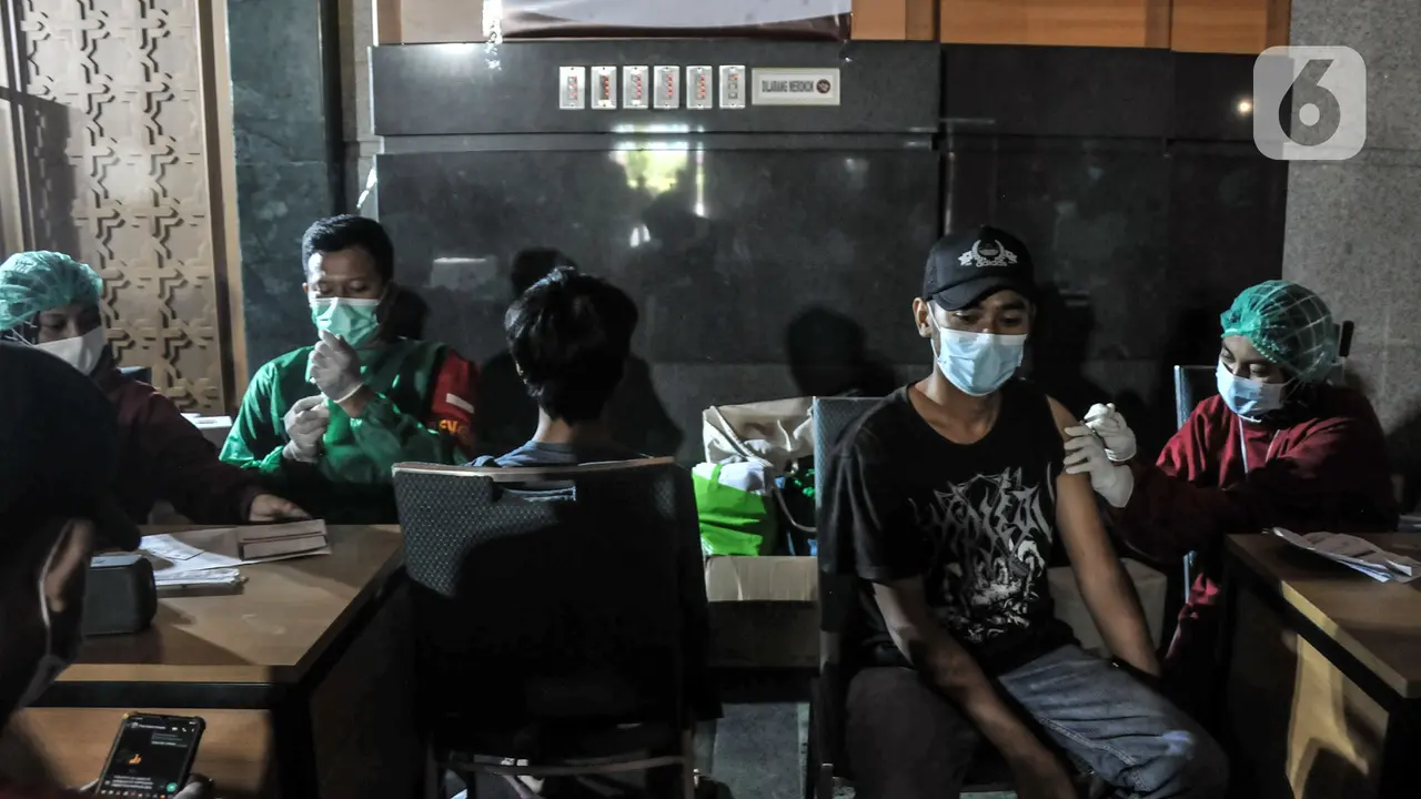 FOTO: Vaksinasi COVID-19 di Indonesia Capai 32,1 Persen