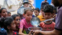 Menurut Kementerian Kesehatan Gaza, sedikitnya 549 warga Palestina tewas dan lebih dari 4.000 orang terluka akibat penembakan tentara Israel di dekat pusat bantuan dan lokasi truk makanan Perserikatan Bangsa Bangsa (PBB) sejak 27 Mei 2025. (Eyad BABA/AFP)