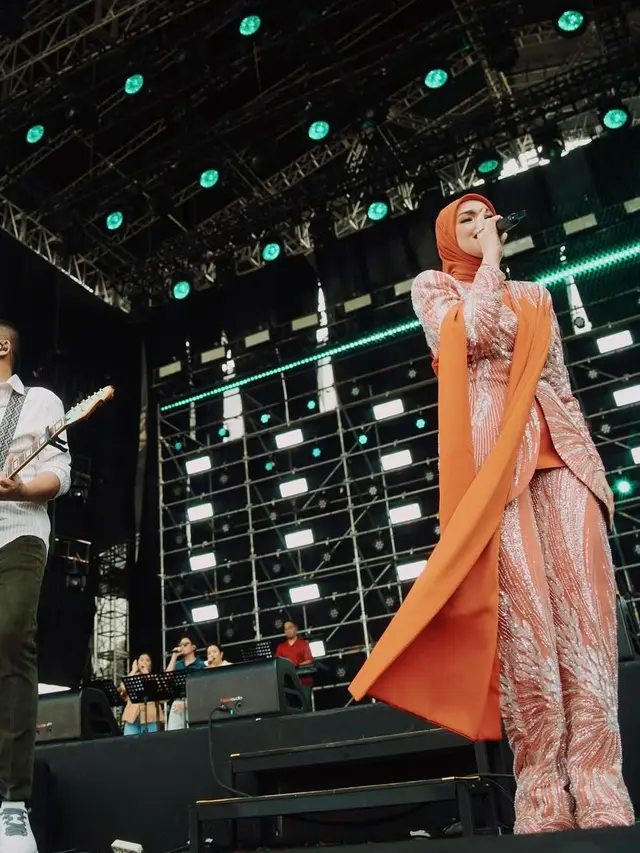 Siti Nurhaliza di Panggung Pestapora 2025 tampil dengan celana blink-blink. [@ade_govinda]