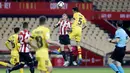 Pemain Barcelona, Sergio Busquets, duel udara dengan pemain Athletic Bilbao, Inigo Martinez, pada laga final Copa del Rey di Stadion Olimpico de Sevilla, Minggu (18/4/2021). Barcelona menang 4-0 atas Athletic Bilbao. (AFP/Cristina Quicler)