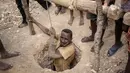 Seorang buruh tambang saat keluar dari lubang tanah usai mencari safir di kawasan pertambangan batu safir di Sakaraha, Madagaskar. Batu Safir pertama kali ditemukan di Madagaskar pada akhir 1990-an. (AFP Photo/Gianluigi Guercia)