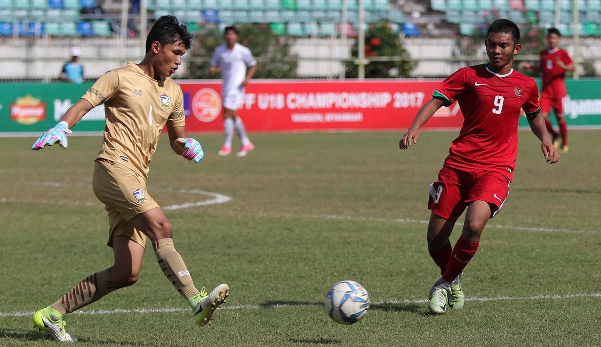 Kiper Thailand U-19, Kantaphat Manpati, mengontrol bola saat melawan Timnas Indonesia U-19 pada laga Piala AFF U-18 di Stadion Thuwunna, Yangon, Jumat (15/9/2017). Manpati berkali-kali mengagalkan kesempatan Indonesia. (Bola.com/Yoppy Renato)