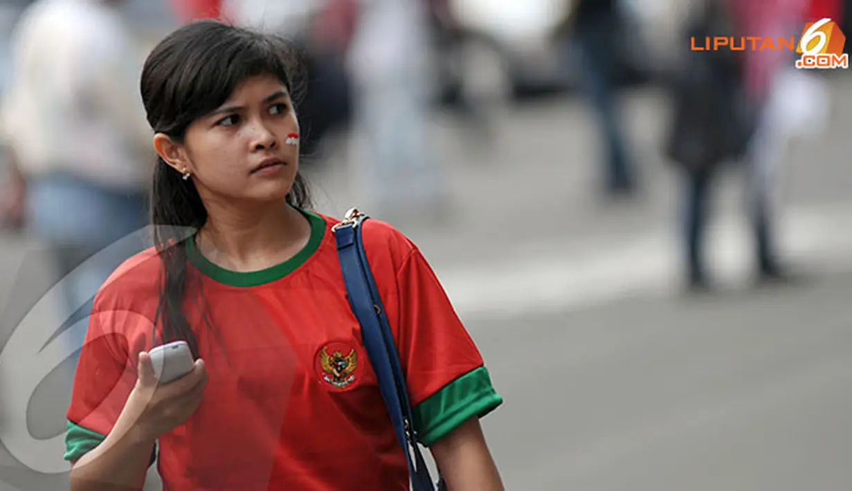 Dengan memakai jersey ala Timnas Indonesia mereka datang untuk menyaksikan Evan Dimas dkk berlaga (Liputan6.com/Helmi Fithriansyah)