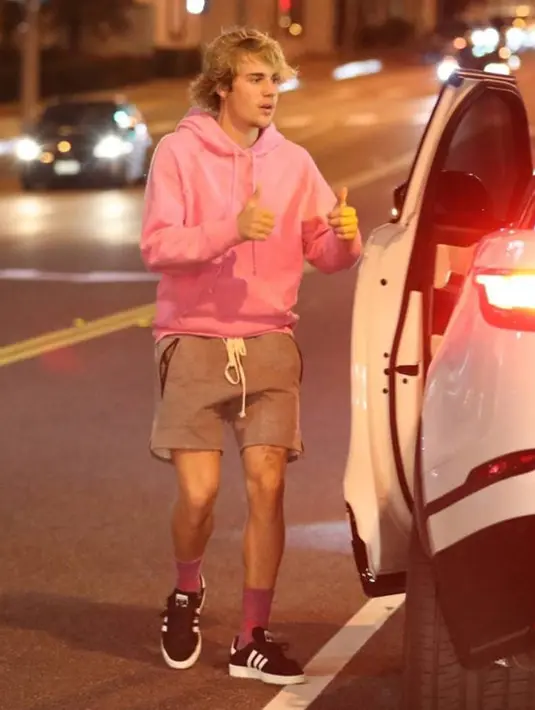 Justin Bieber sendiri mengalami kecelakaan pada Jumat malam waktu West Hollywood. Meski demikian, ia tak mengalami luka. (BackGrid - E! News)