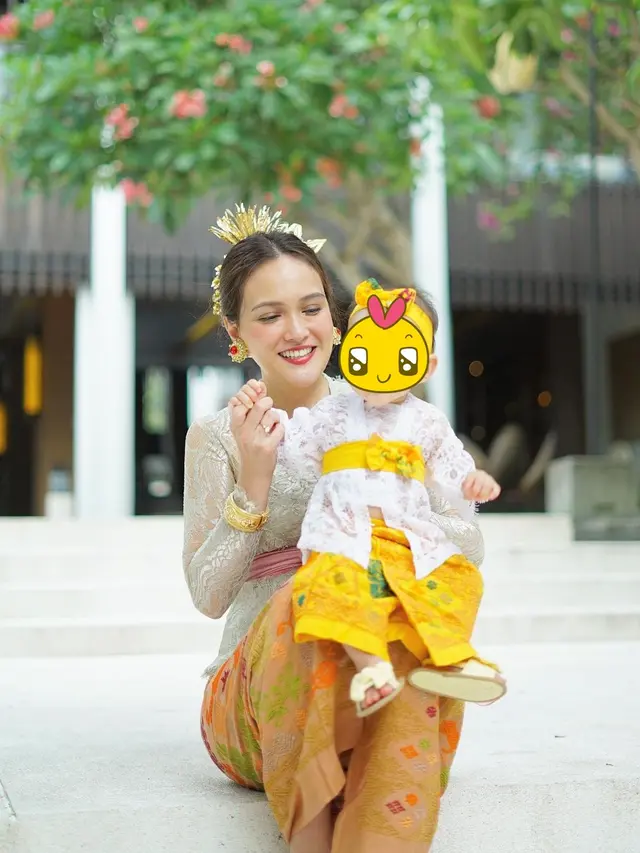 7 Potret Shandy Aulia dan Keluarga Pakai Baju Adat Bali, Memesona