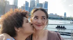 Meskipun Enzy dan Casey gaya rambutnya sangat berbeda, keduanya tetap terlihat kompak. Casey tidak bisa menyembunyikan rasa sayangnya ke kakaknya dengan memberikan ciuman di pipi Enzy. Momen kebersamaan Enzy dan Casey ini banjir like dan komentar dari netizen. (Liputan6.com/IG/@enzystoria)