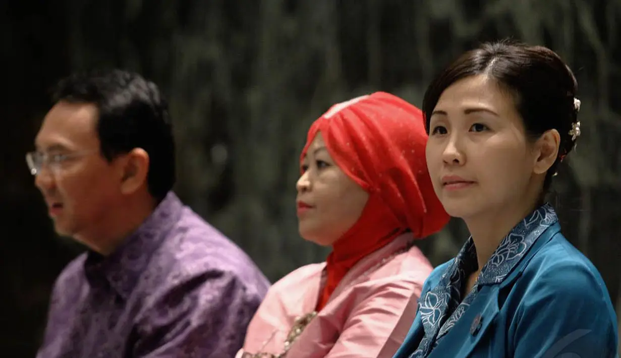 Veronica Basuki (kanan) saat acara pelantikan di Balai Agung, Balaikota DKI Jakarta, Kamis (4/12/2014). (Liputan6.com/Faizal Fanani)