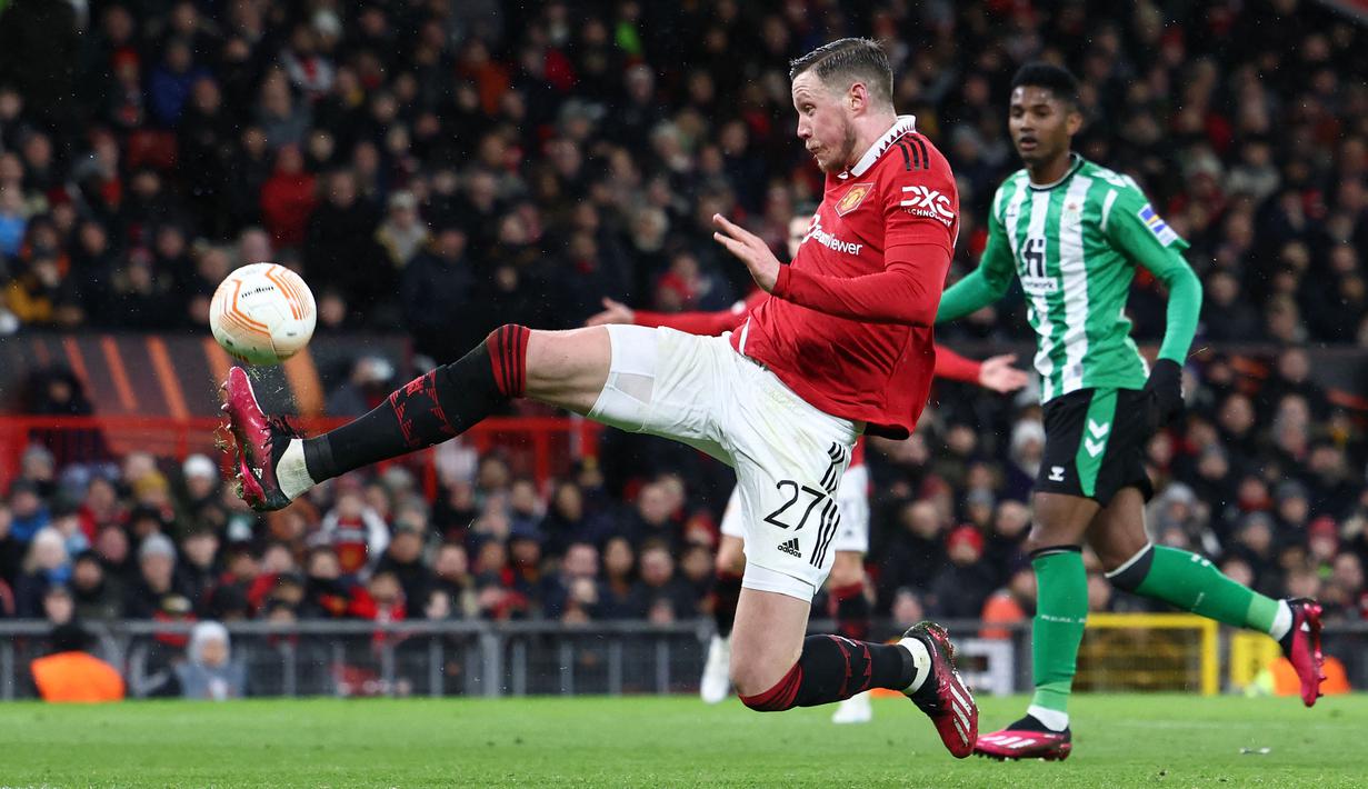 Pemain Manchester United, Wout Weghorst (kiri) berusaha mencetak gol ke gawang Real Betis pada laga leg pertama Liga Europa 2022/2023 yang berlangsung di Old Trafford, Manchester, Jumat (10/03/2023) dini hari WIB. MU menang dengan skor 4-1. (AFP/Darren Staples)