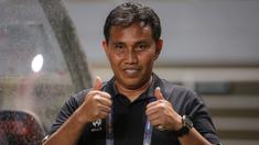 Ekspresi pelatih&nbsp;Timnas Indonesia U-17, Bima Sakti&nbsp;saat pertandingan Grup B Kualifikasi Piala Asia U-17 2023 melawan Timnas Guam U-17 yang berlangsung di Stadion Pakansari, Bogor, Senin (3/10/2022). (Bola.com/Bagaskara Lazuardi)