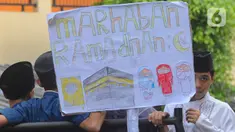 Murid SDI Al Hidayah mengikuti pawai tarhib Ramadan dengan mengendarai odong-odong di kawasan Cinere, Depok, Jumat (8/3/2024). (merdeka.com/Arie Basuki)