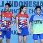 Ganda campuran Indonesia, Tontowi Ahmad/Liliyana Natsir (kanan) bersama Chan Peng Soon/Goh Liu Ying (Malaysia) usai Final Indonesia Open 2018 di Istora GBK, Minggu (8/7). Tontowi/Liliyana unggul 21-17, 21-8. (Liputan6.com/Helmi Fithriansyah)