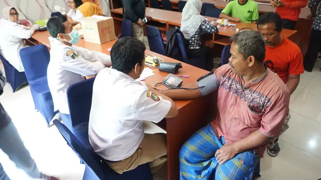 Penarik becak menjalani tes kesehatan
