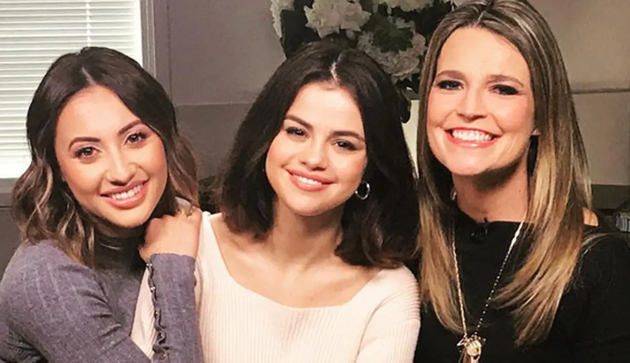 Hampir menyerah, Selena pun terkejut di saat ia diperbolehkan pulang dan mengetahui Francia lah yang telah menjadi pendonor dan menyelamat dirinya saat itu.  (Instagram/franciaraisa)